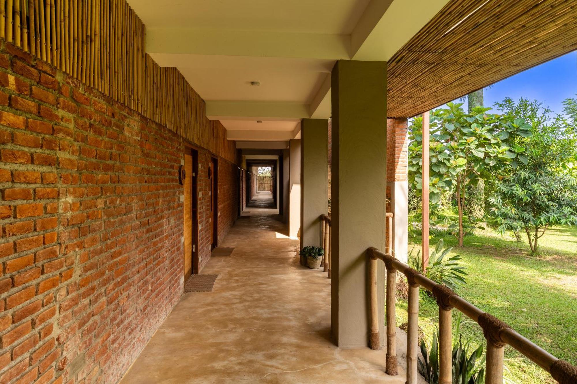 Sanctuary Chitwan National Park Читван Екстериор снимка