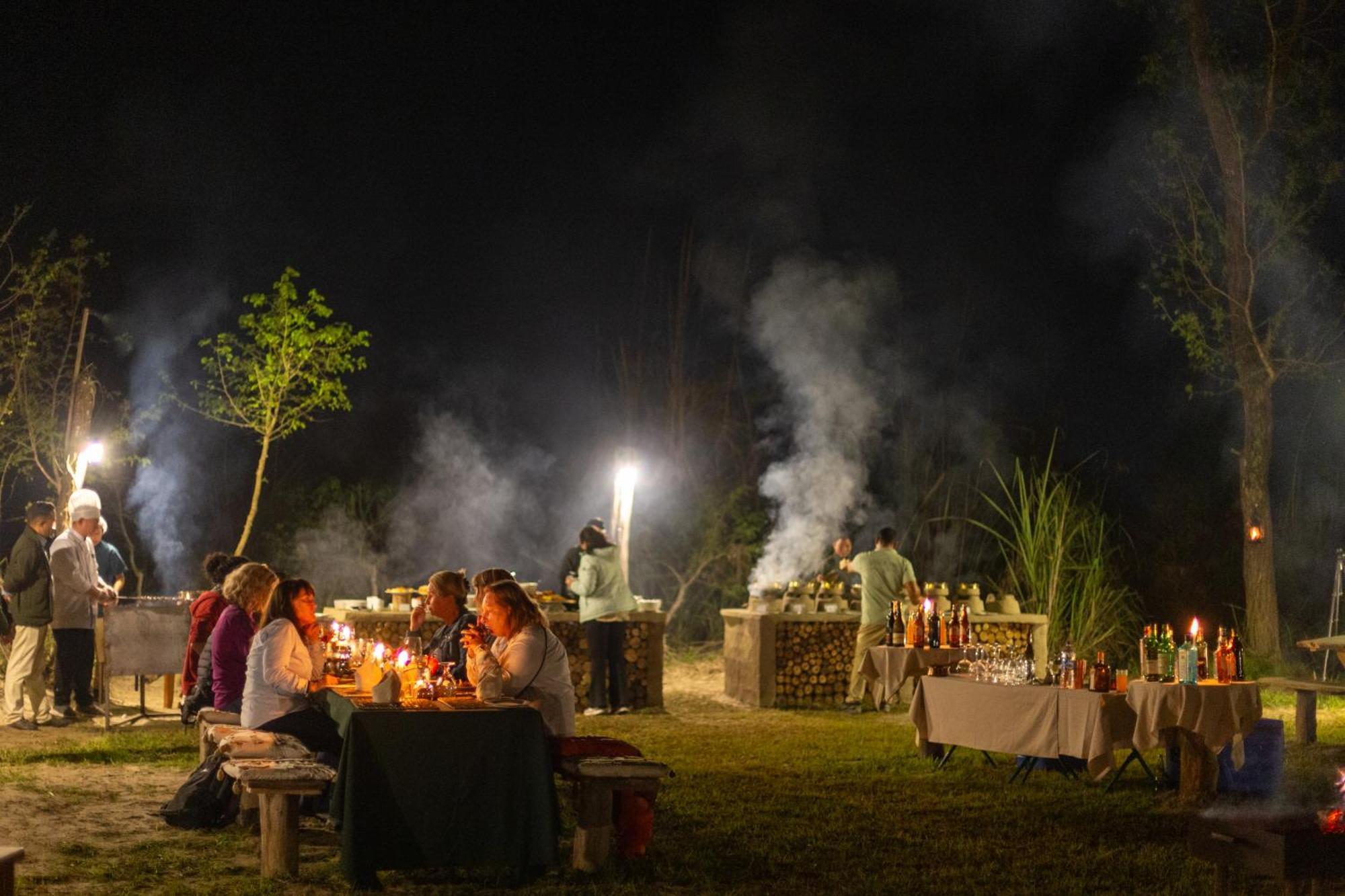 Sanctuary Chitwan National Park Читван Екстериор снимка